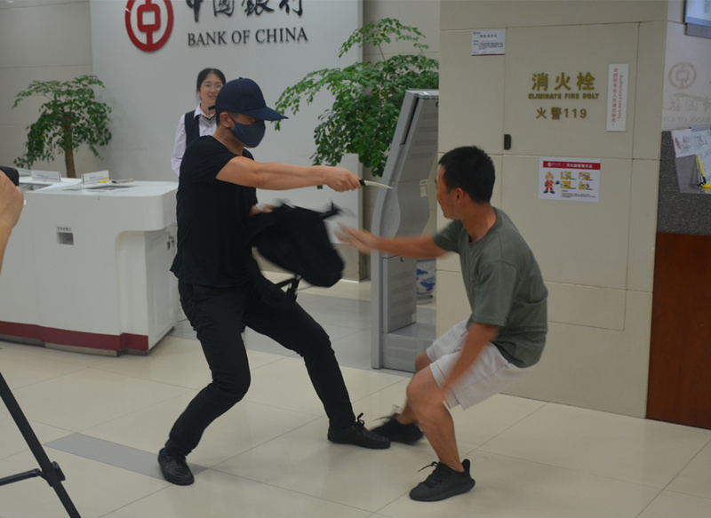 保安公司聯合中國銀行昆山分行進行搶奪客戶應急演練_副本.jpg