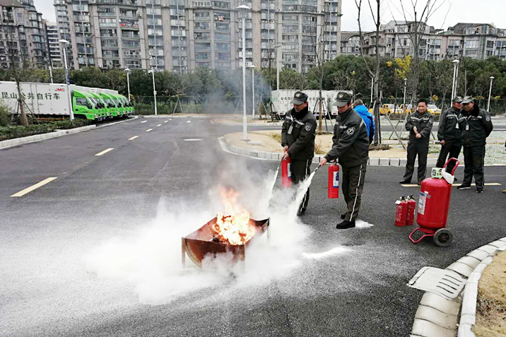 保安公司組織市區(qū)停車場管理人員開展第四季度消防培訓(xùn)演練活動(dòng).jpg