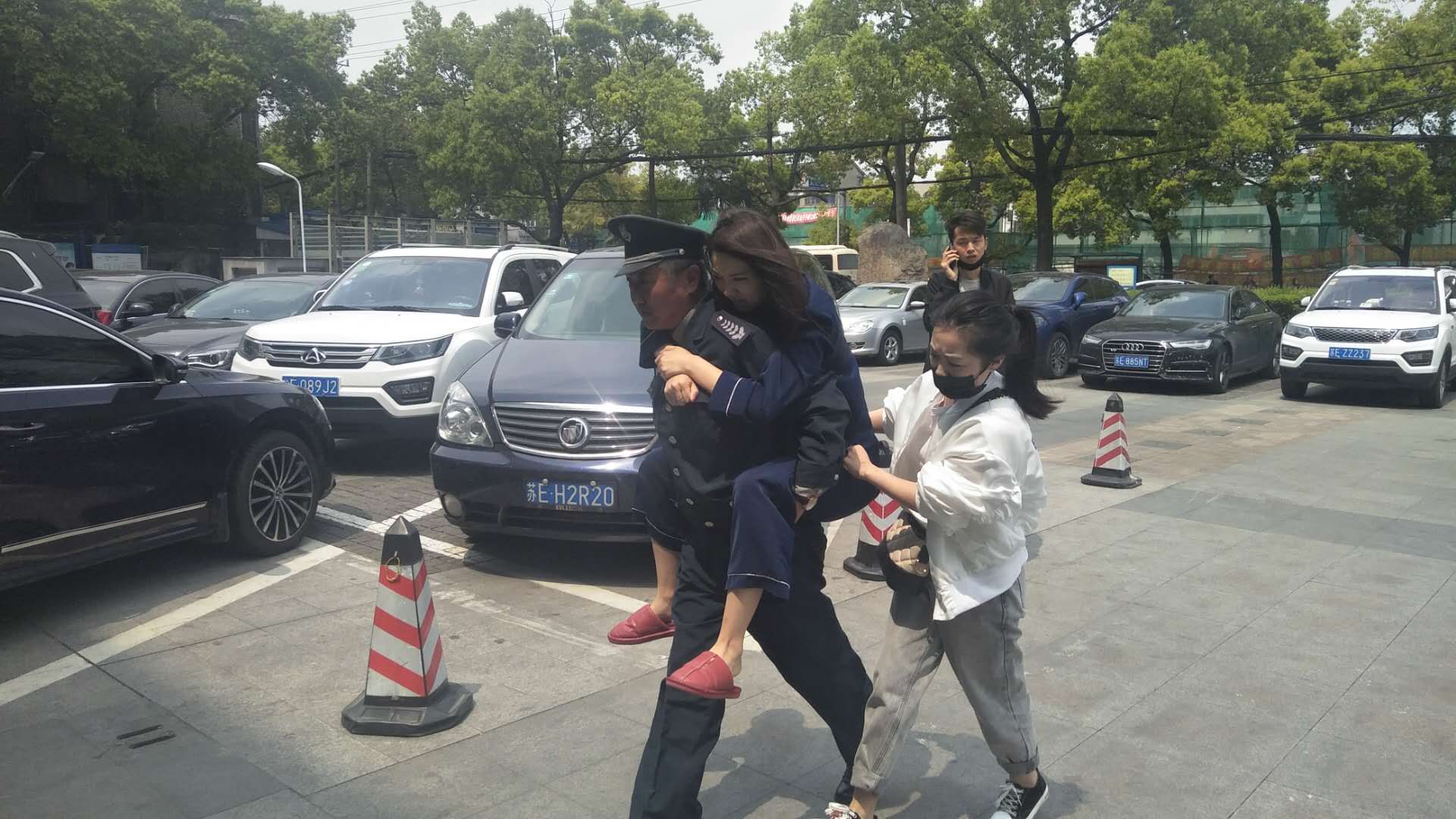 保安公司中醫院安保隊員善人之舉暖人心 (1).jpg