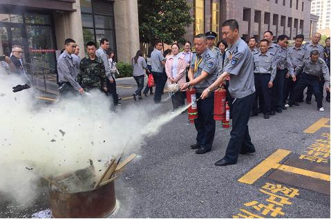 昆通物業(yè)駐農(nóng)商行物業(yè)項(xiàng)目部開(kāi)展消防安全演練活動(dòng).jpg