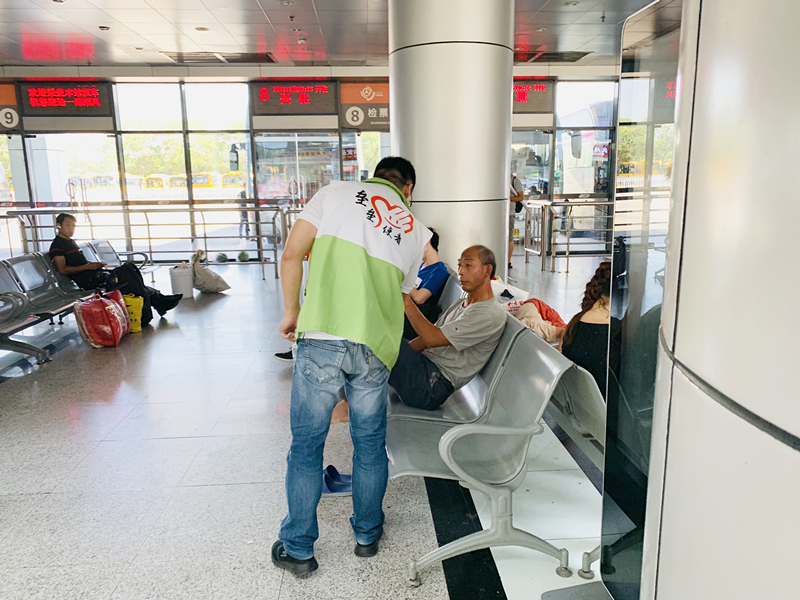 保安公司組織員工參加長途汽車客運站志愿活動.jpg