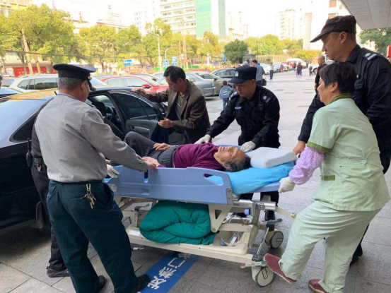 保安公司中醫院保安隊員熱心幫助急診病人.png