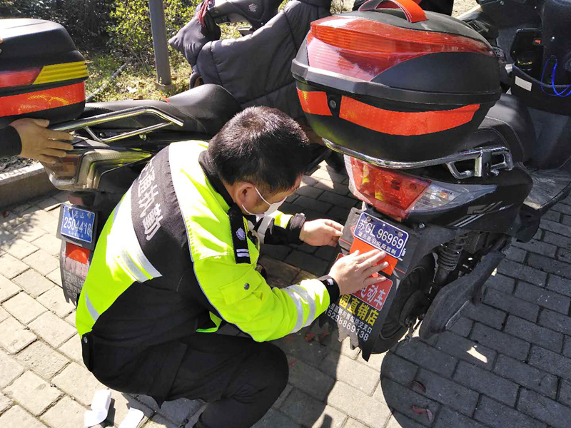 反光條 讓非機動車車尾“亮起來”_副本.jpg