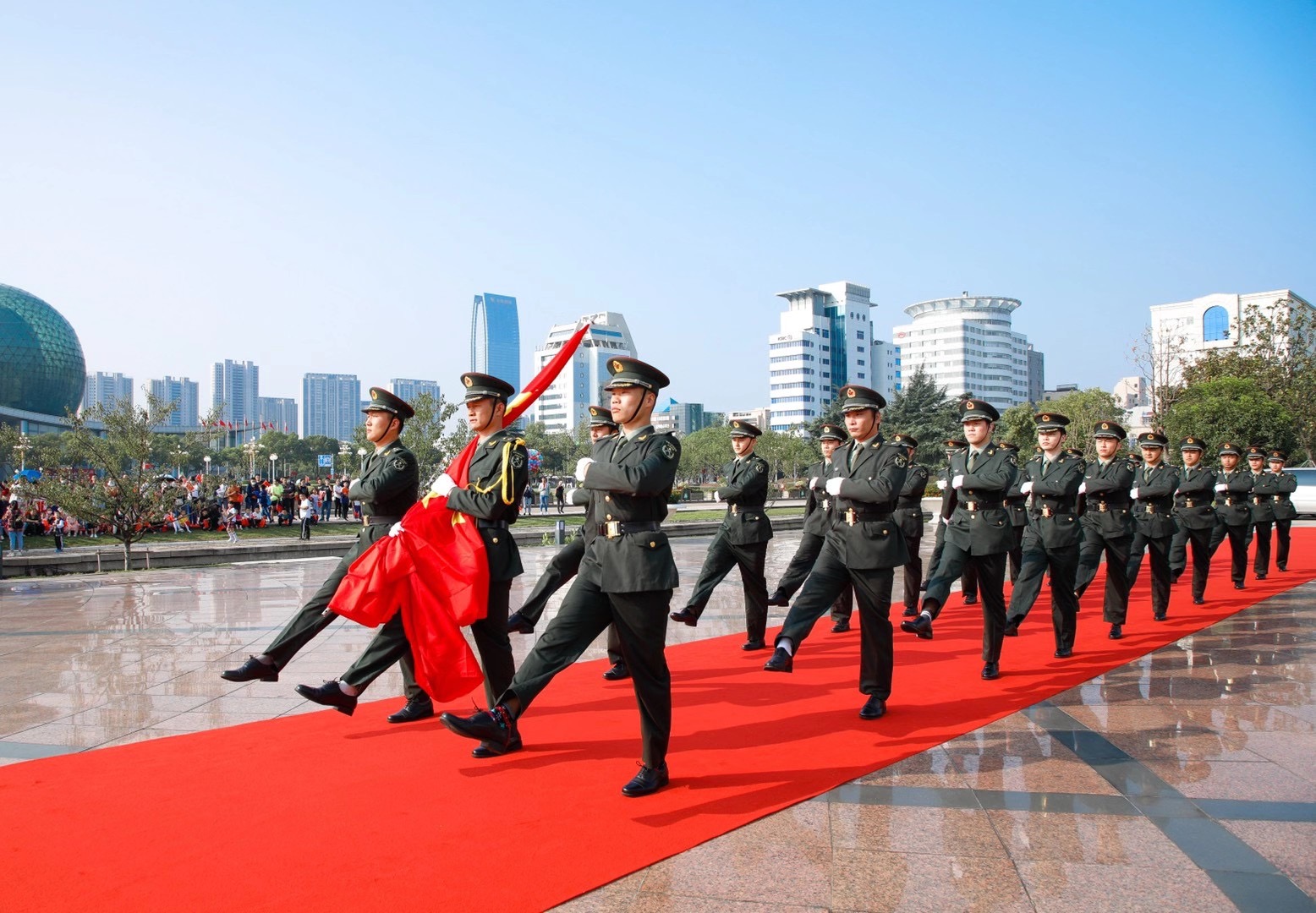 安保公司培訓中心民兵訓導員參加昆山市慶祝中華人民共和國成立71周年升國旗儀式 (2).jpg