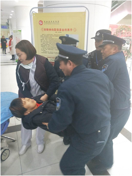 中醫院保安員熱心助人及時幫助患者脫離生命危險.jpg