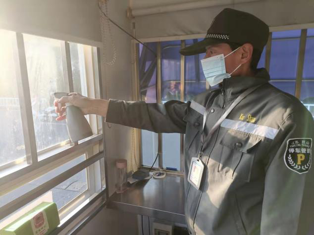 安保公司停車收費員嚴格按照工作要求,積極響應防護措施1.png