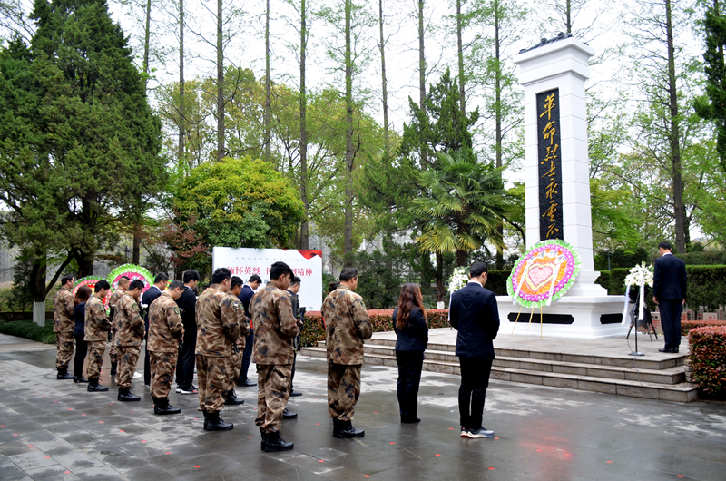 安保公司組織開(kāi)展“傳承紅色基因 緬懷革命先烈”清明祭掃活動(dòng).JPG